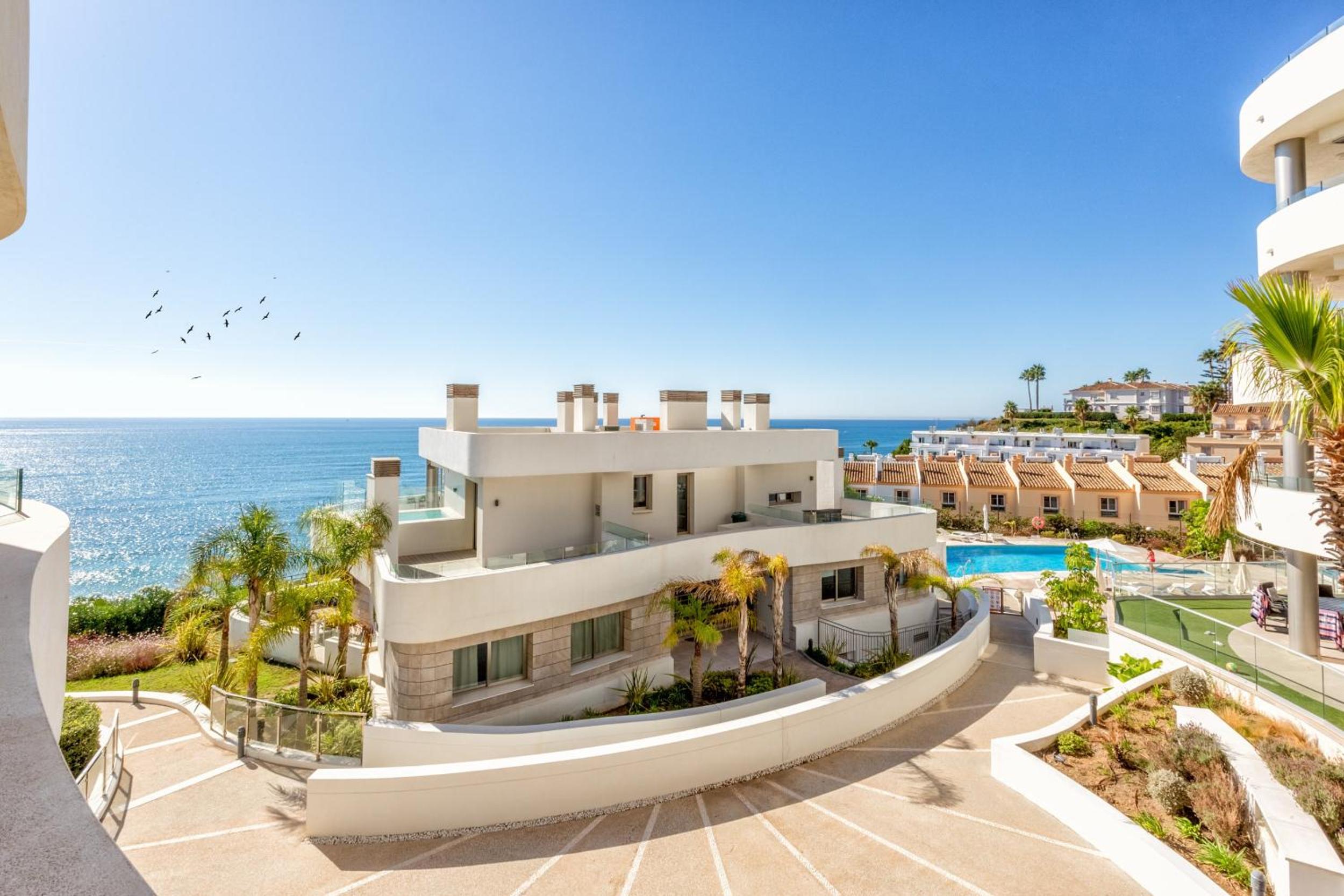 ViVi Homes - Emerald Pool, Sea View, Gym & Sauna