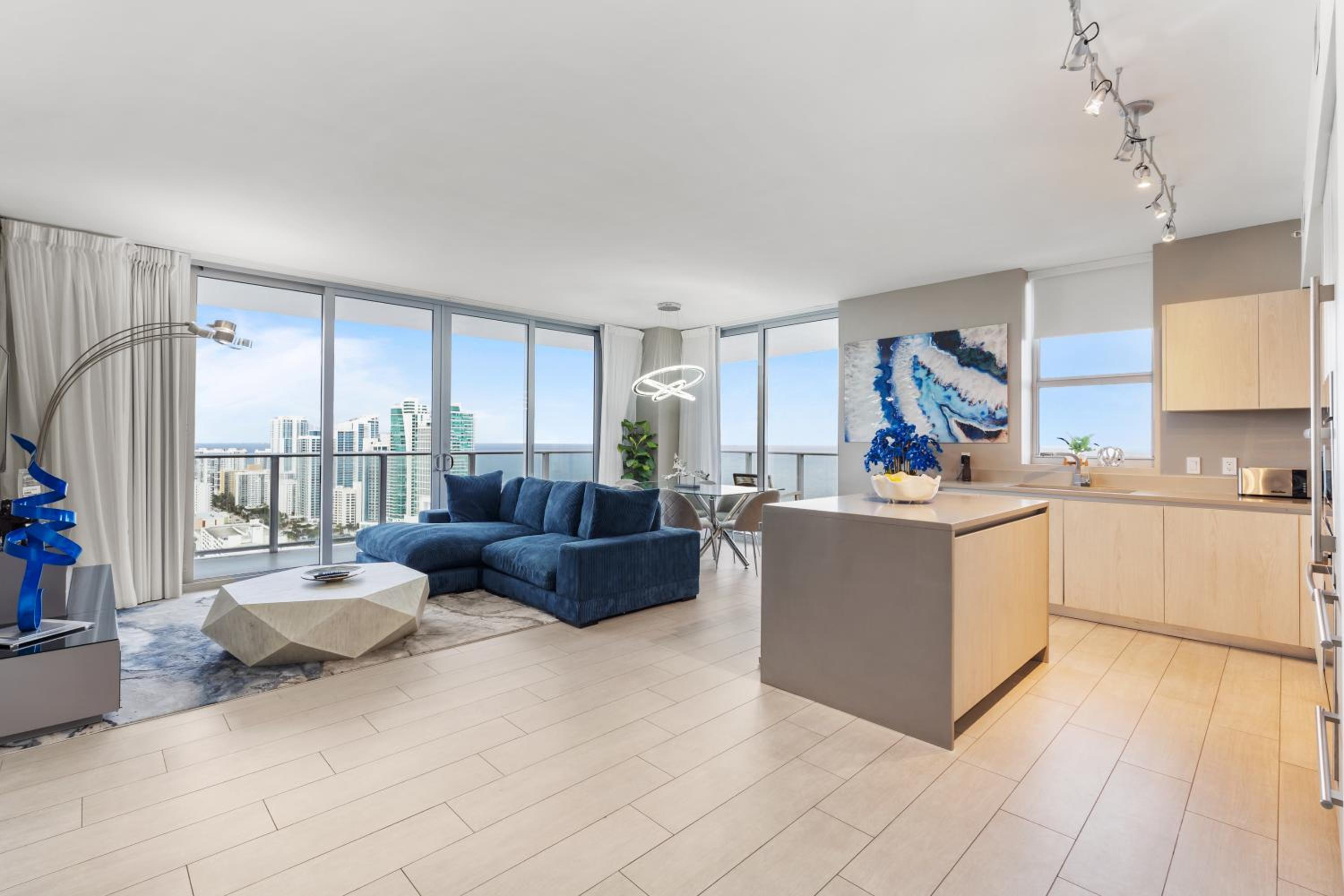 25 min to FIFA! Hyde Beach House - 2BD-2BA MANSION WITH DIRECT OCEAN VIEW, Resort Amenities, Rooftop Pool and Hot tub, Tennis court, few min walk to the oc view 4