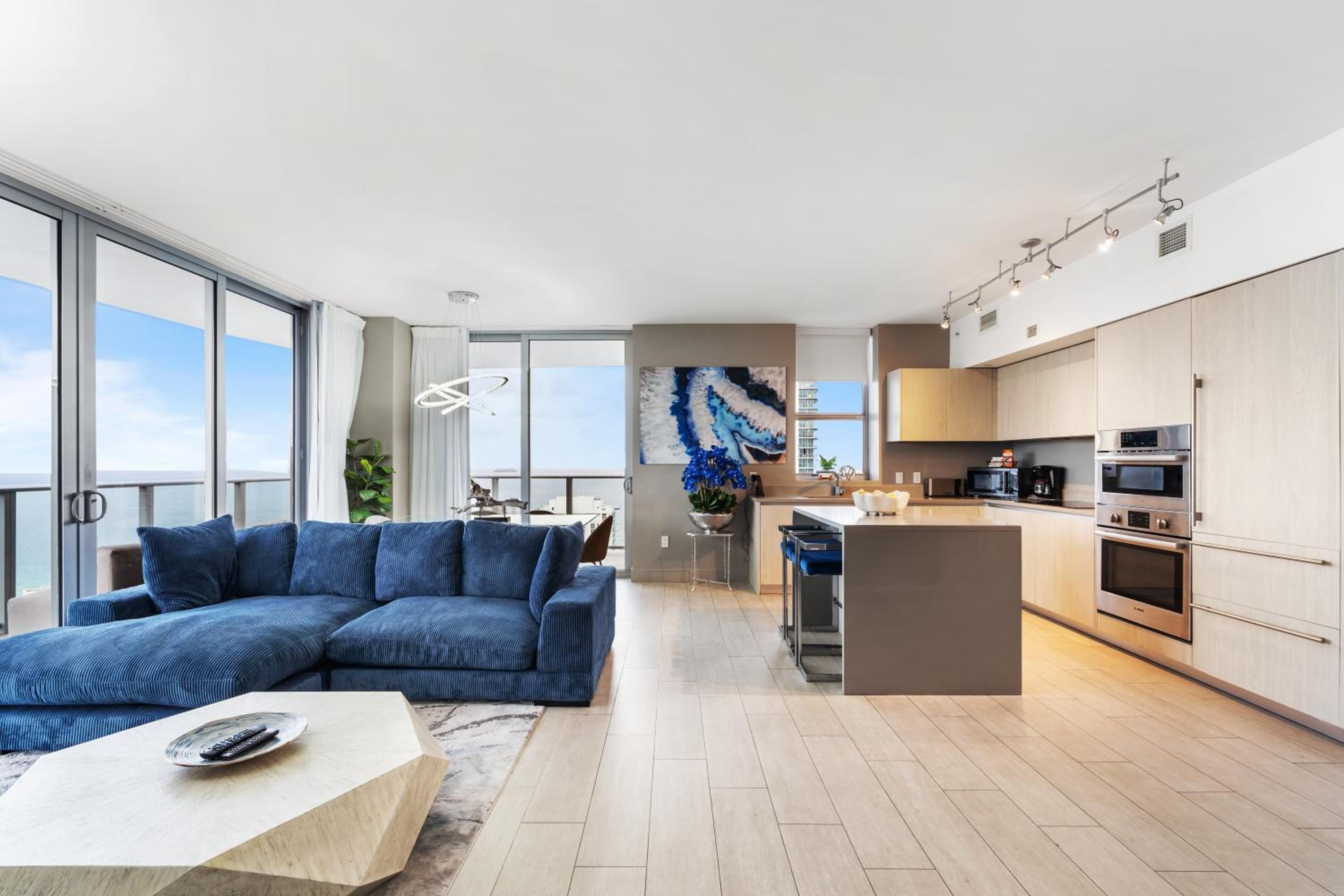 25 min to FIFA! Hyde Beach House - 2BD-2BA MANSION WITH DIRECT OCEAN VIEW, Resort Amenities, Rooftop Pool and Hot tub, Tennis court, few min walk to the oc view 3