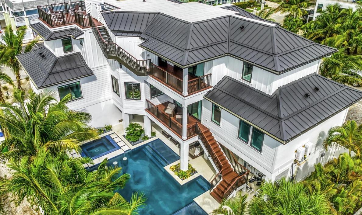Swanky Bubbles, 9 beds, 11 bathrooms, pet-friendly with a rooftop deck and steps away to the beach! view 3