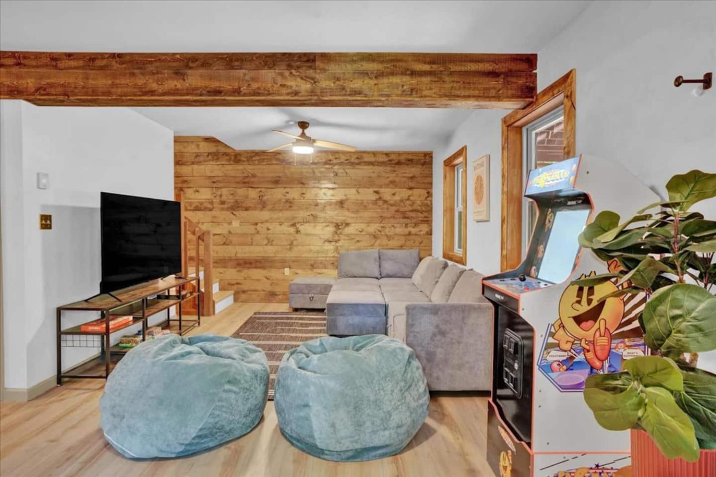 Chalet Lake, Movie Theater, Hot Tub, Arcade view 3