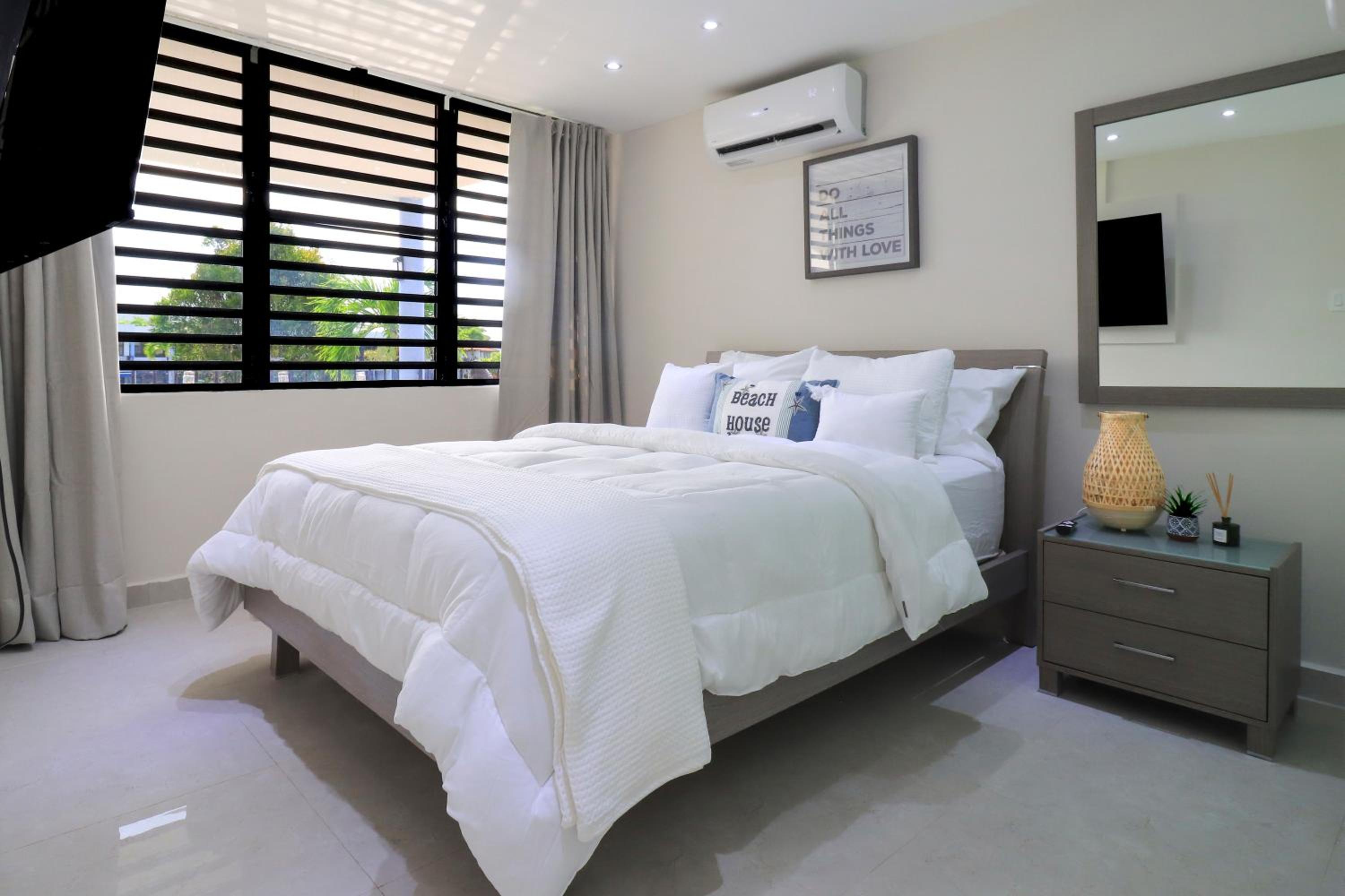 Villa Layka Beach House at Playas del Yunque view 5
