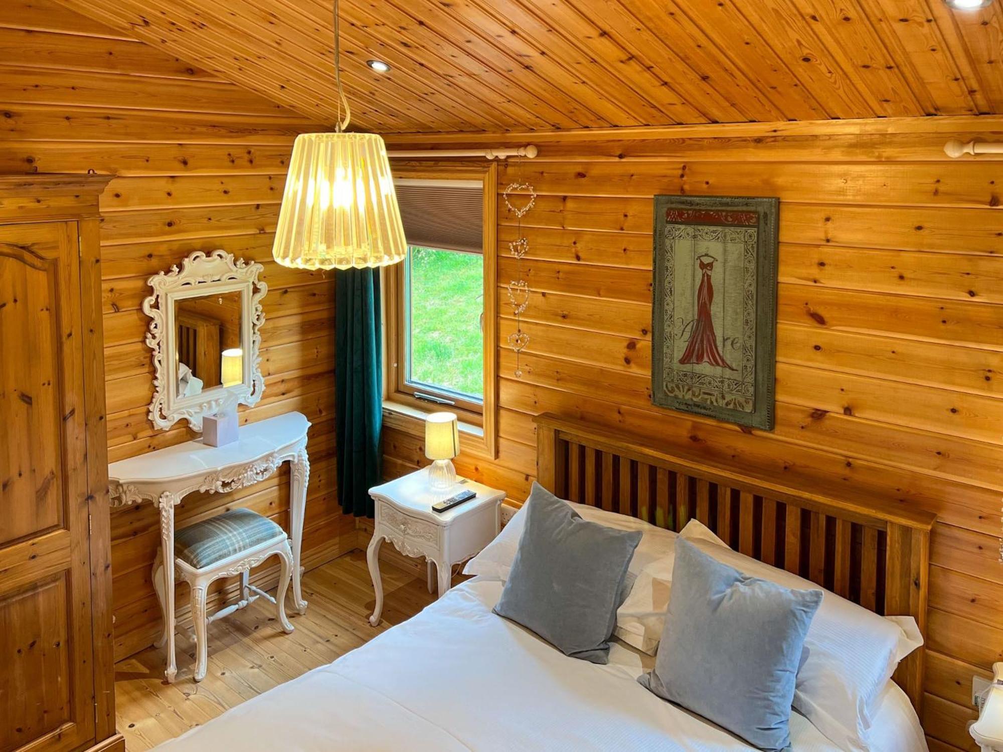 Sky Lodge, Great Ayton spacious dog friendly lodge with hot tub and on site bistro view 5