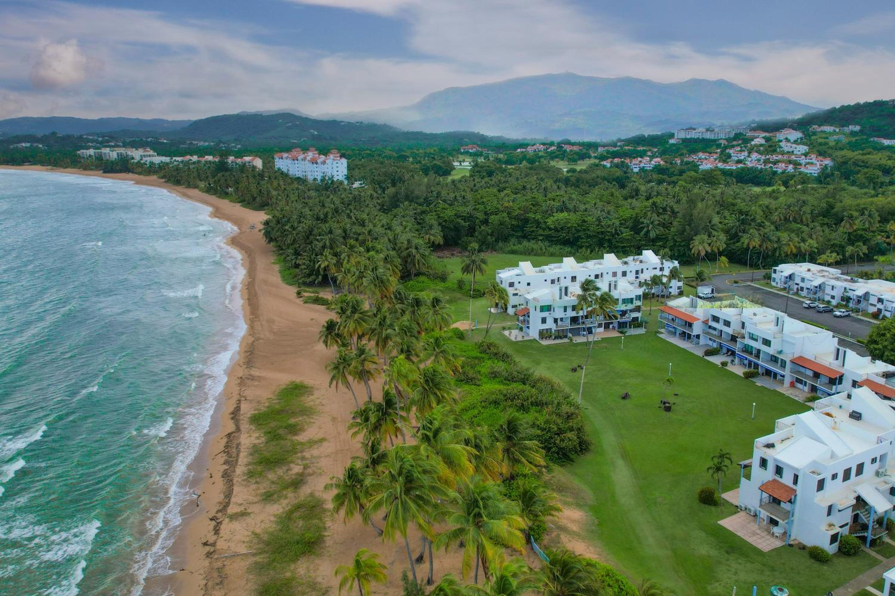 Villa Layka Beach House at Playas del Yunque view 4