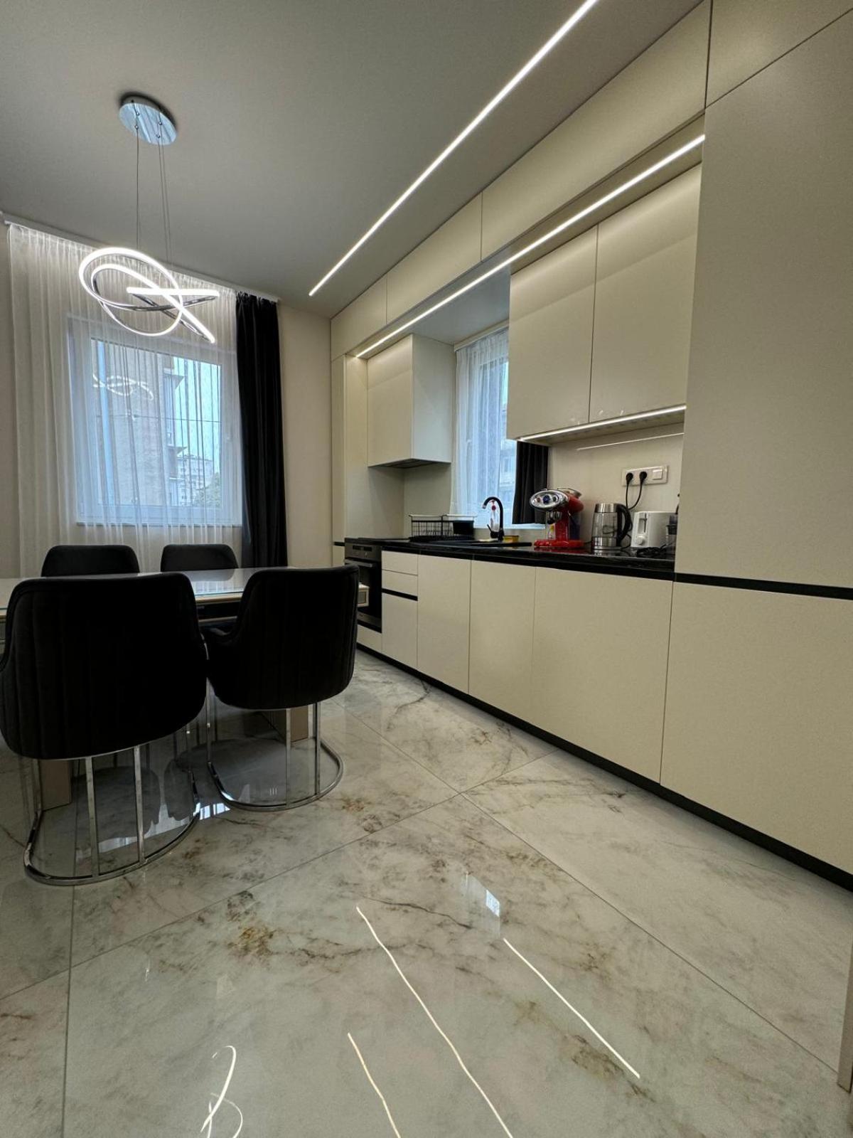 Luxurious House with Deluxe rooms & Free Secured Parking