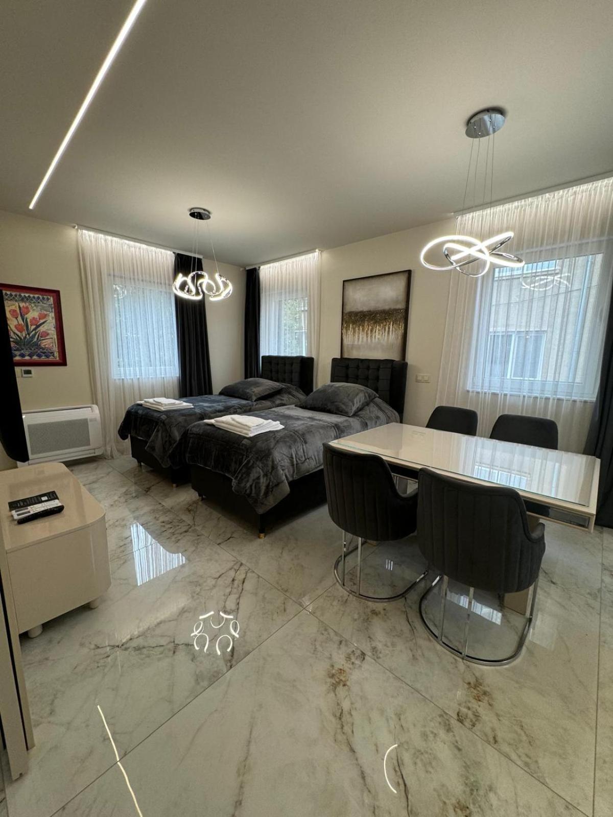 Luxurious House with Deluxe rooms & Free Secured Parking