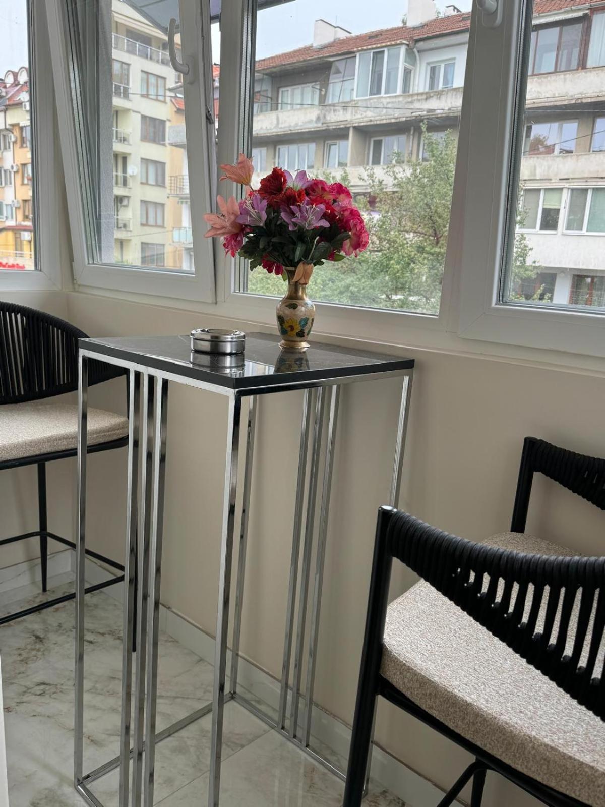 Luxurious House with Deluxe rooms & Free Secured Parking