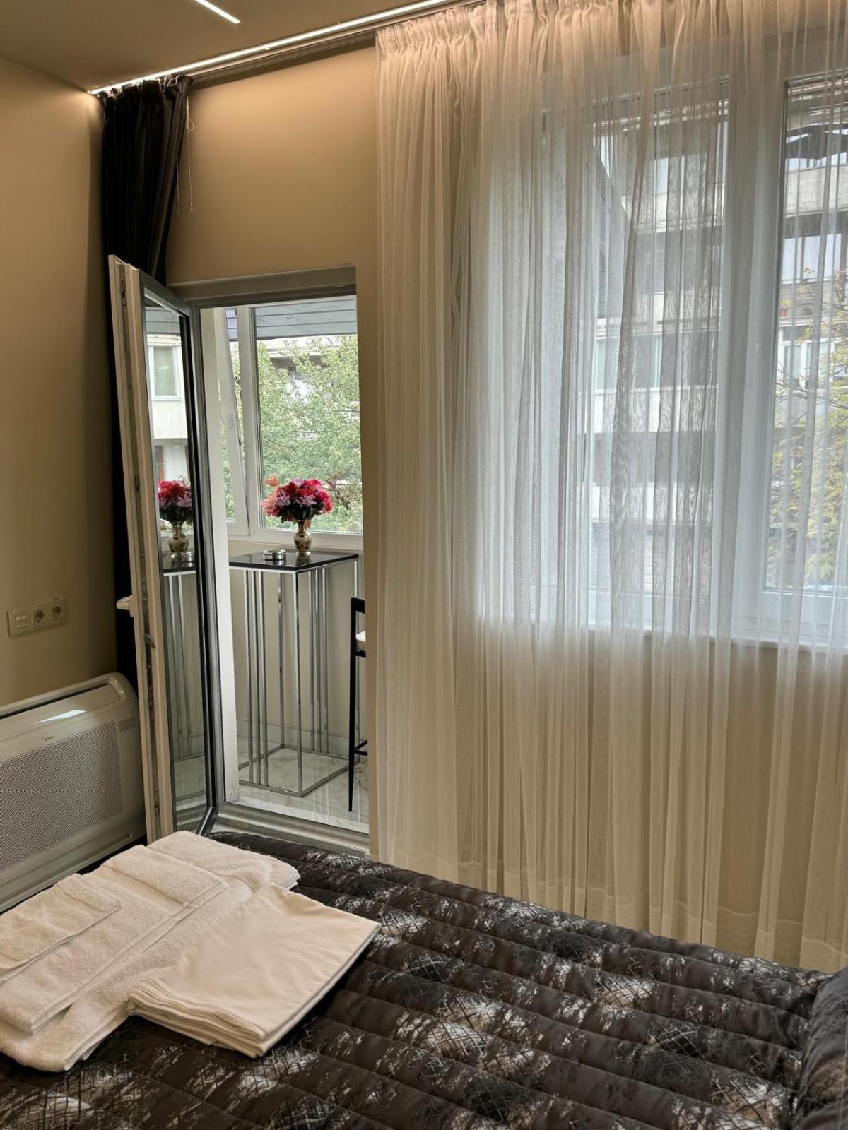 Luxurious House with Deluxe rooms & Free Secured Parking