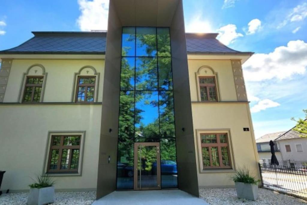 Luxus-Apartment in historischer Villa, Balkon & Lift, Nähe Therme Bad Hall