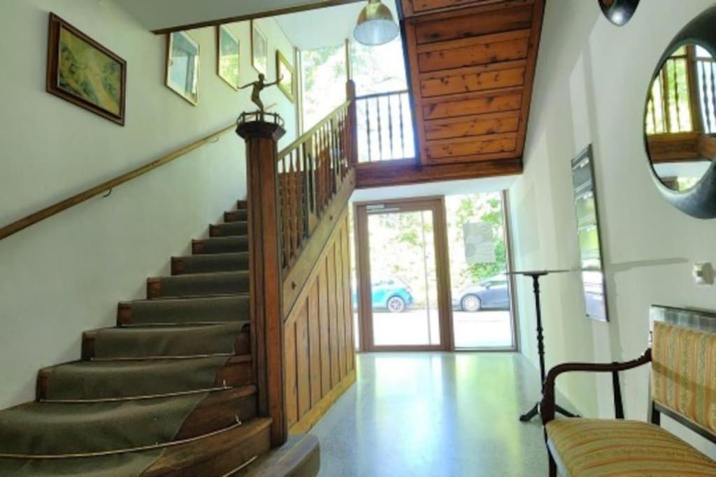 Luxus-Apartment in historischer Villa, Balkon & Lift, Nähe Therme Bad Hall