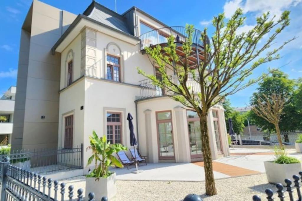 Luxus-Apartment in historischer Villa, Balkon & Lift, Nähe Therme Bad Hall