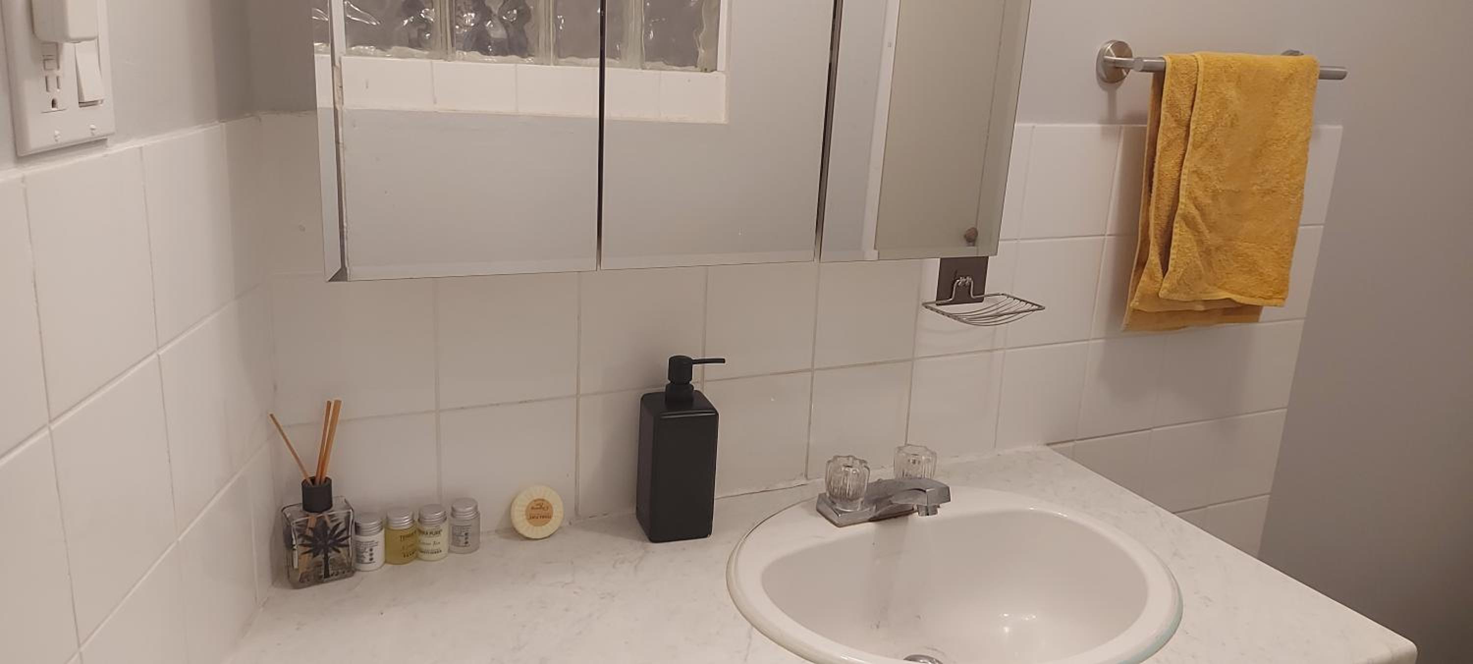 High Park Single room with exclusive washroom and kitchen for solo travelers
