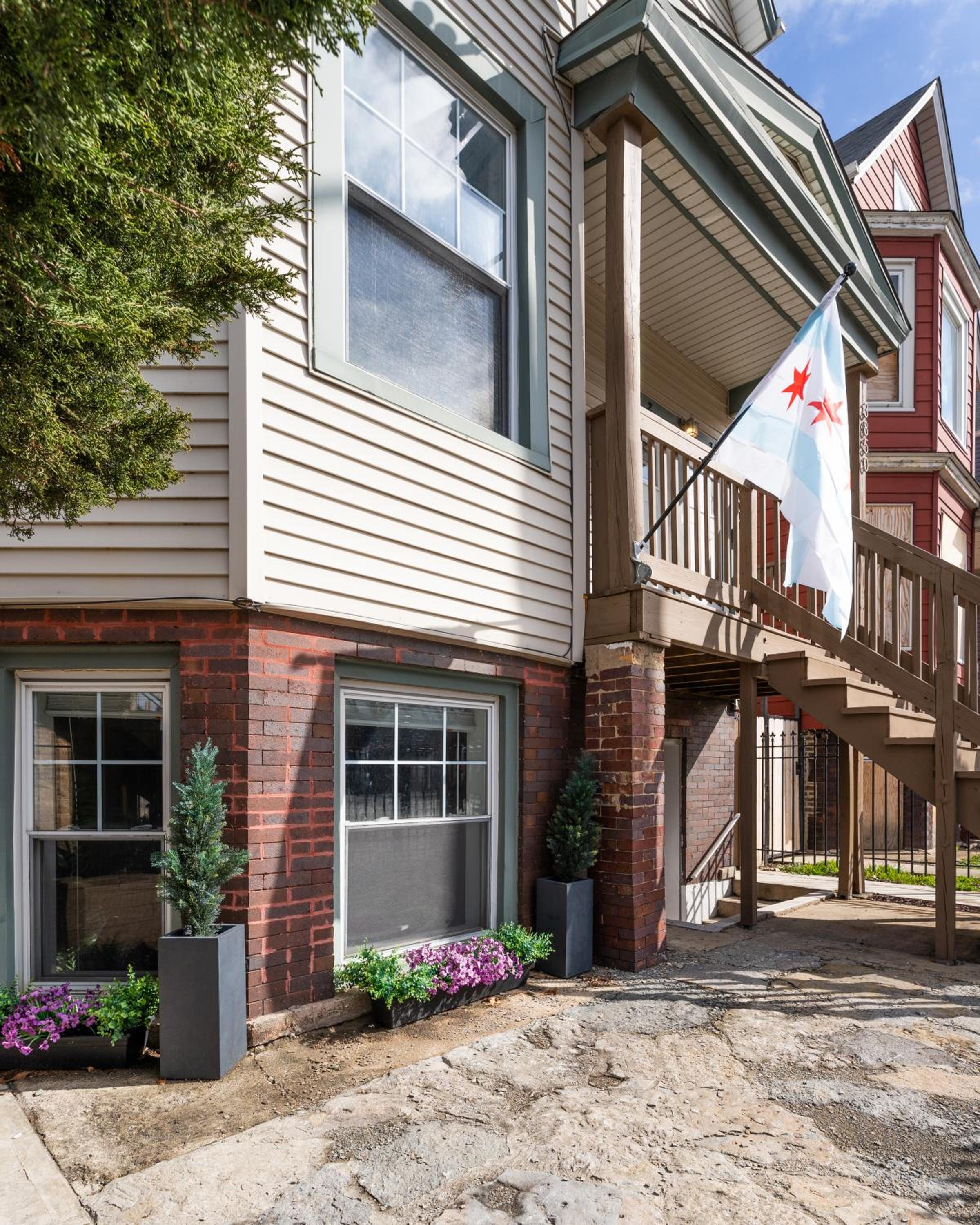 Stylish & Bright Gem Overlooks Lovely Park with Great Amenities view 3