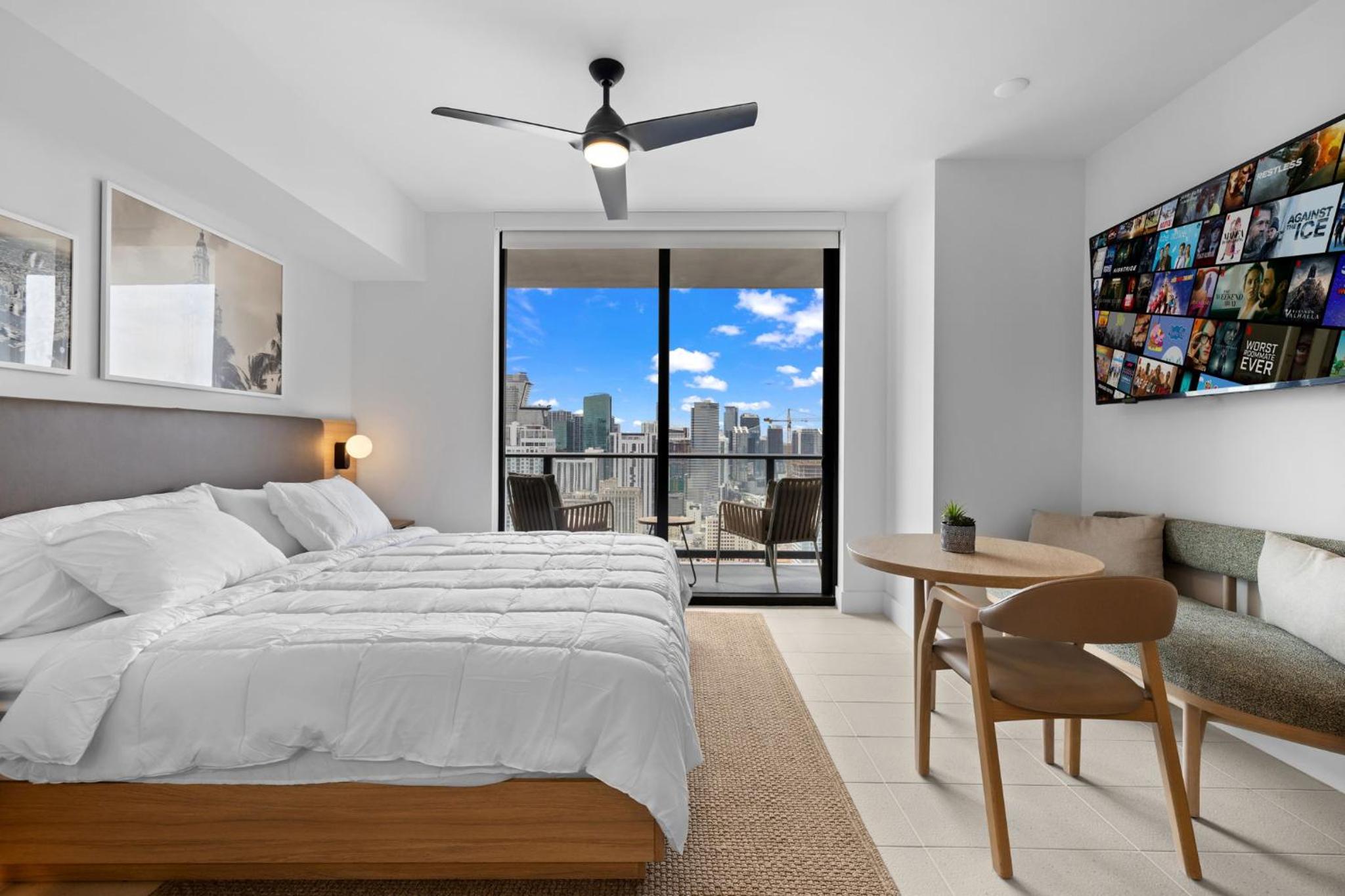 Ultimate Elegance Studio with Panoramic City Views photo 3