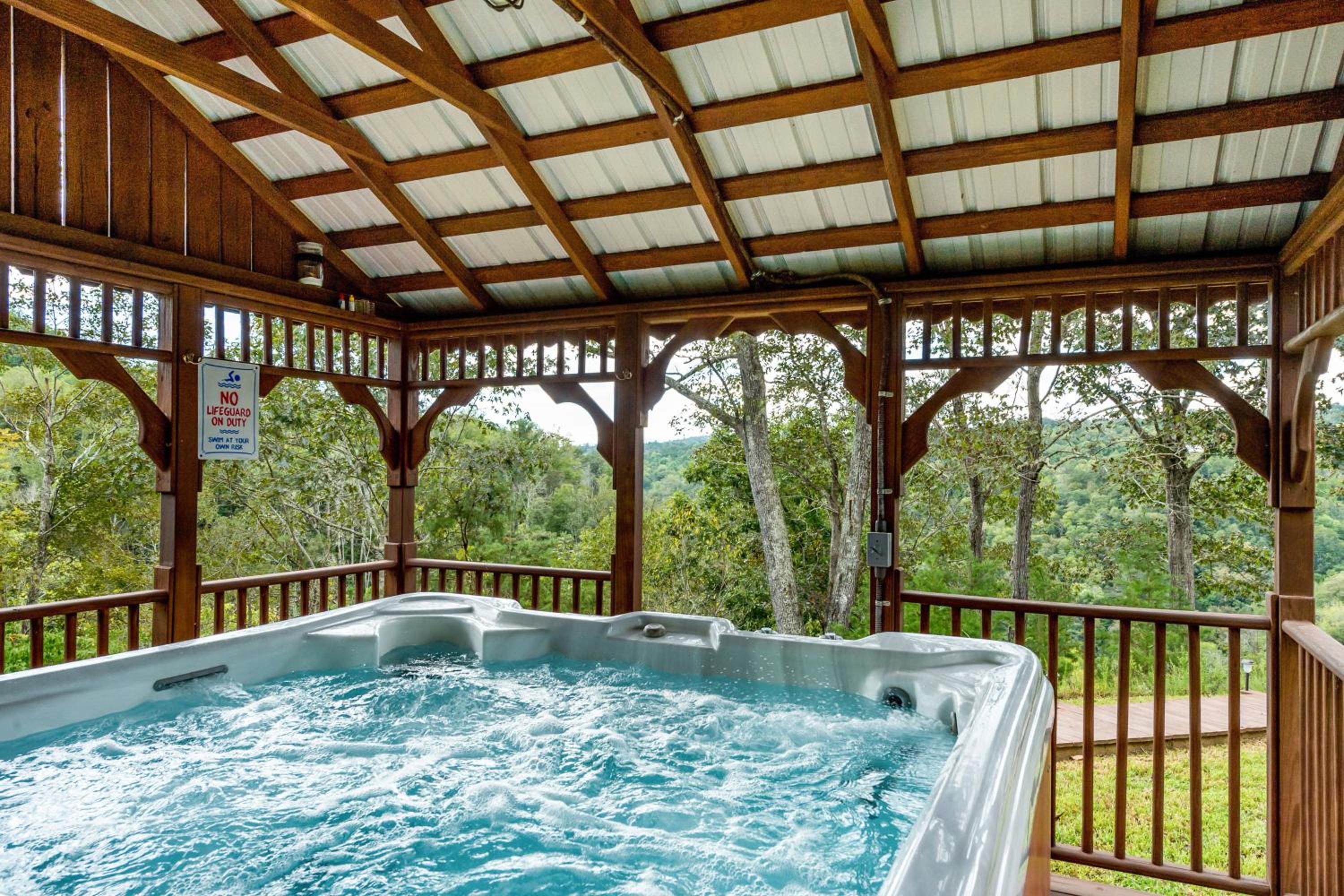 3BR Water View, Hot Tub, Fireplace and Balcony