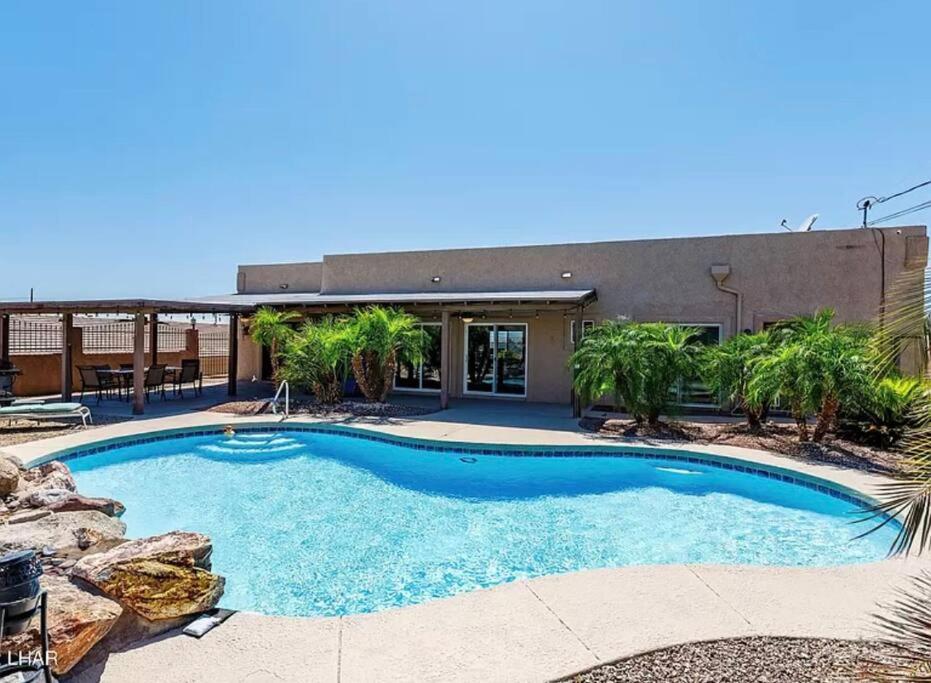 Spacious 3 BR with Pool Minutes Away from Lake view 3