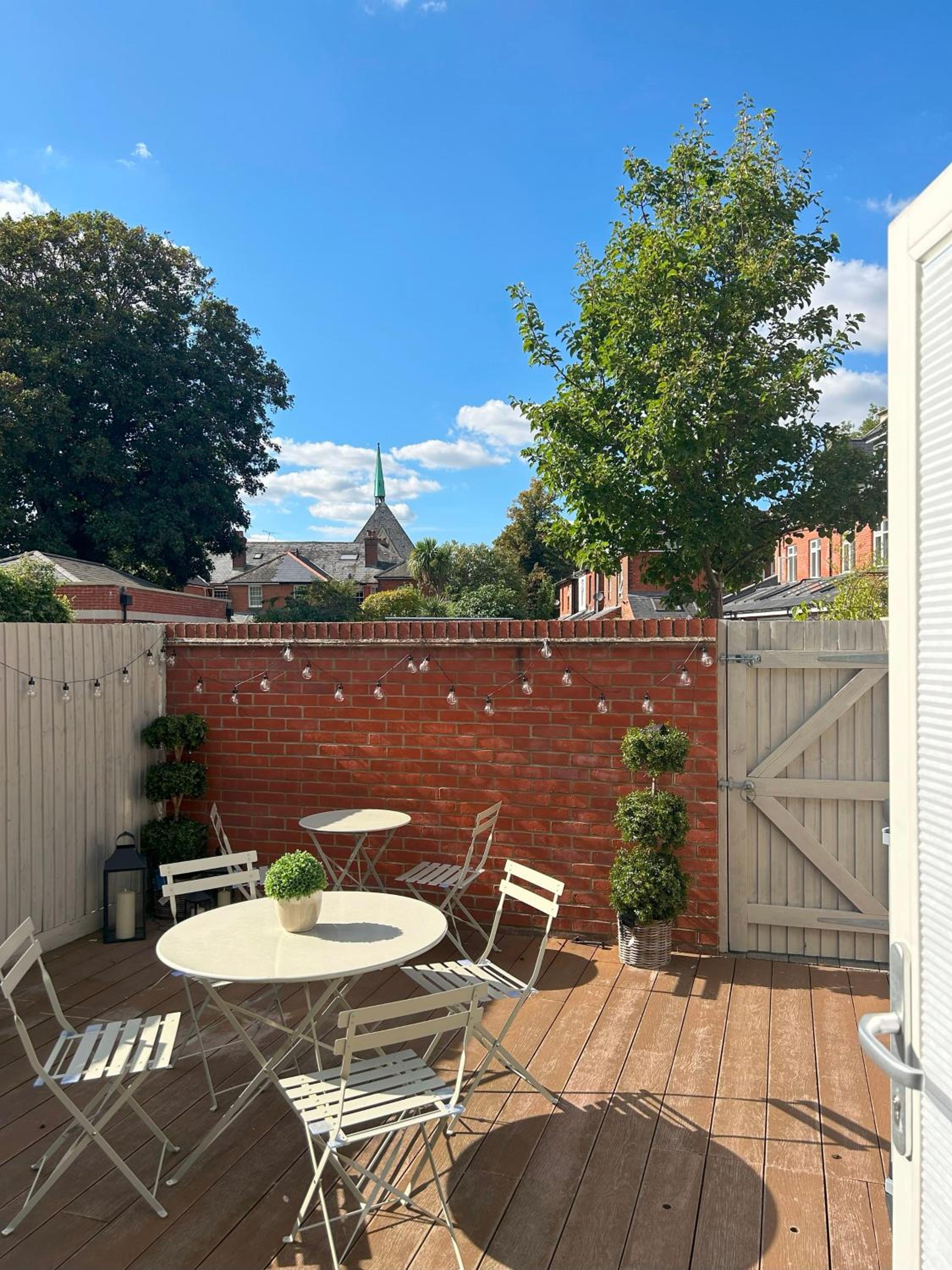 Stylish 3BD Townhouse in Central Winchester view 4