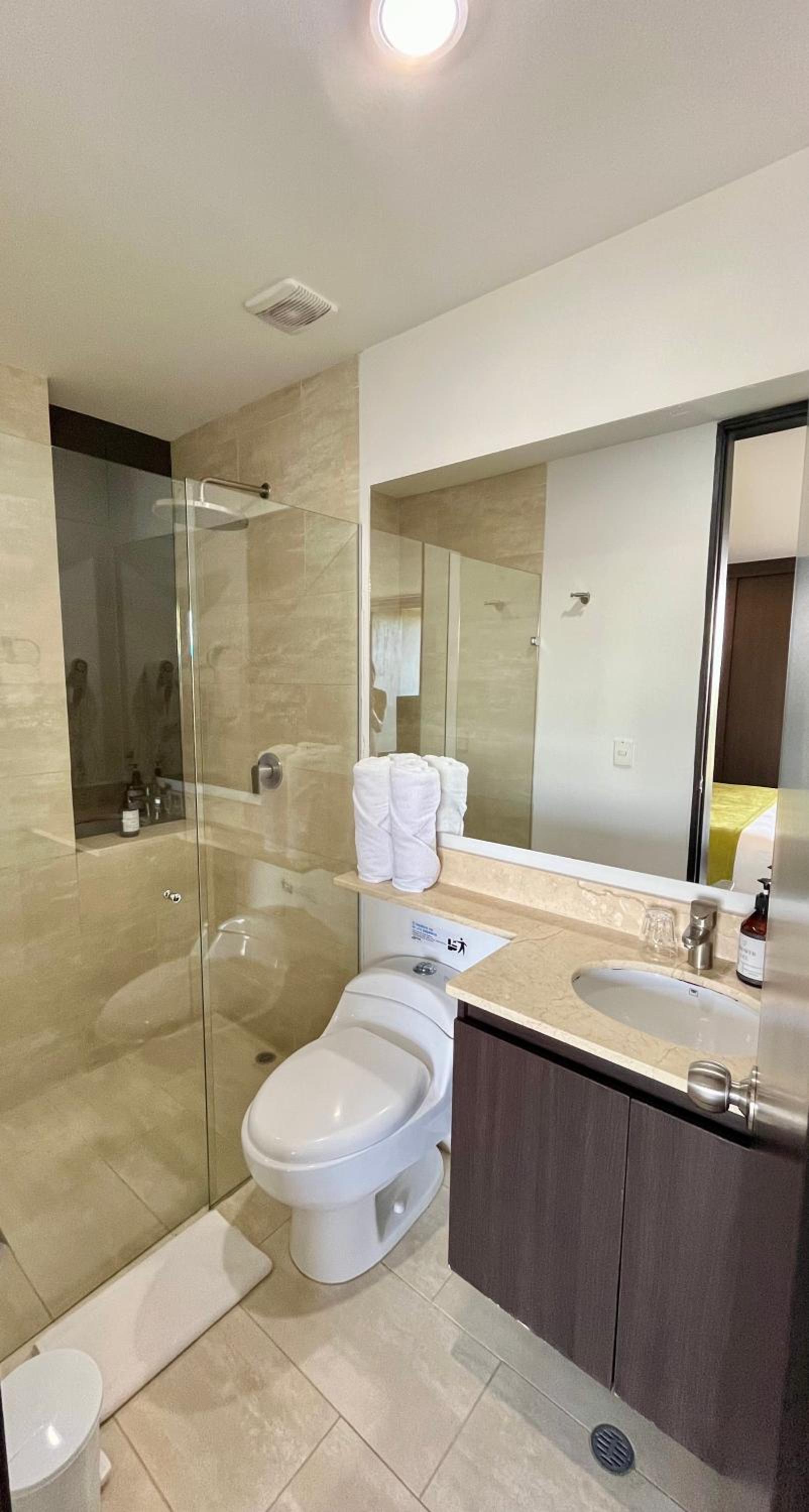 Apartasuite cercana al aeropuerto internacional MED