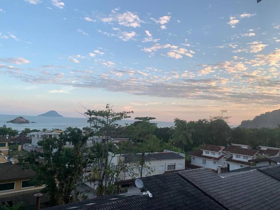 Casa com vista para o mar em Juquehy com 4 suítes, piscina privativa e sauna, 80 mts da praia