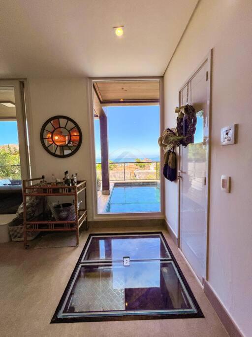 Casa com vista para o mar em Juquehy com 4 suítes, piscina privativa e sauna, 80 mts da praia
