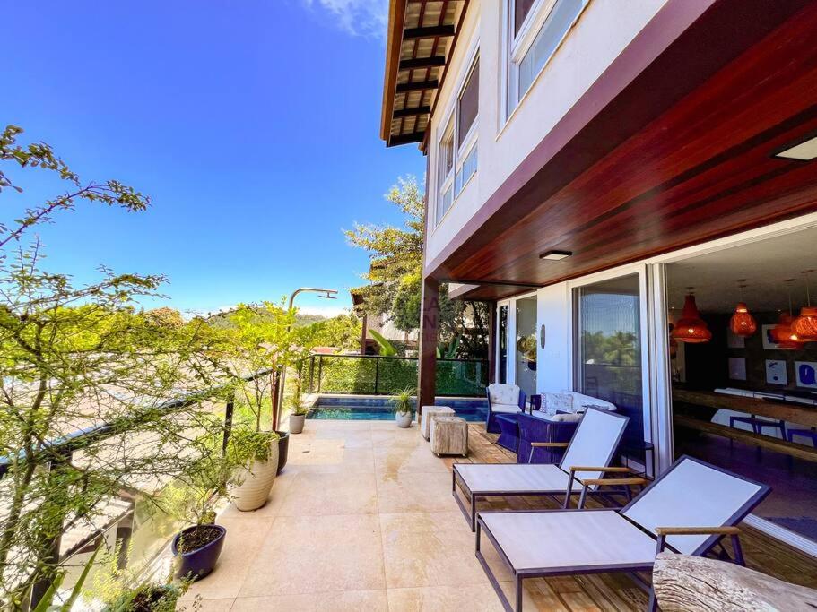 Casa com vista para o mar em Juquehy com 4 suítes, piscina privativa e sauna, 80 mts da praia