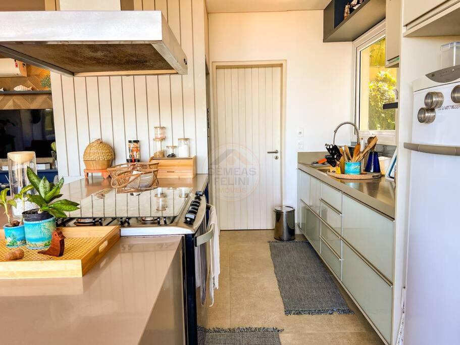 Casa com vista para o mar em Juquehy com 4 suítes, piscina privativa e sauna, 80 mts da praia
