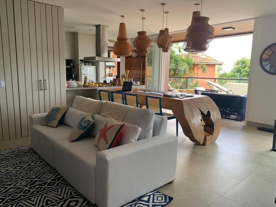 Casa com vista para o mar em Juquehy com 4 suítes, piscina privativa e sauna, 80 mts da praia