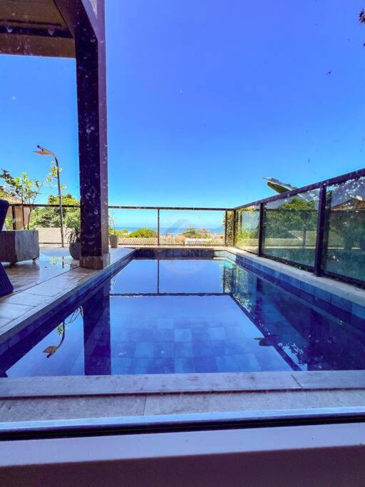 Casa com vista para o mar em Juquehy com 4 suítes, piscina privativa e sauna, 80 mts da praia