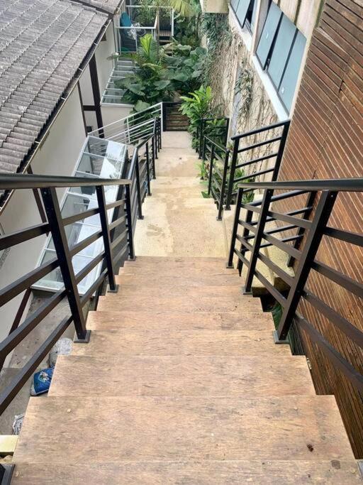 Casa com vista para o mar em Juquehy com 4 suítes, piscina privativa e sauna, 80 mts da praia