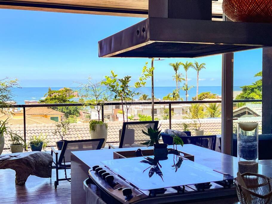 Casa com vista para o mar em Juquehy com 4 suítes, piscina privativa e sauna, 80 mts da praia