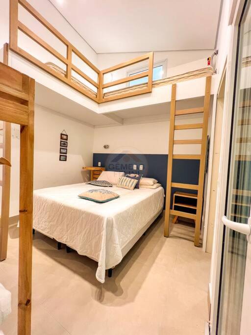 Casa com vista para o mar em Juquehy com 4 suítes, piscina privativa e sauna, 80 mts da praia