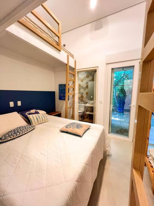 Casa com vista para o mar em Juquehy com 4 suítes, piscina privativa e sauna, 80 mts da praia