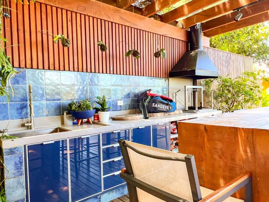 Casa com vista para o mar em Juquehy com 4 suítes, piscina privativa e sauna, 80 mts da praia