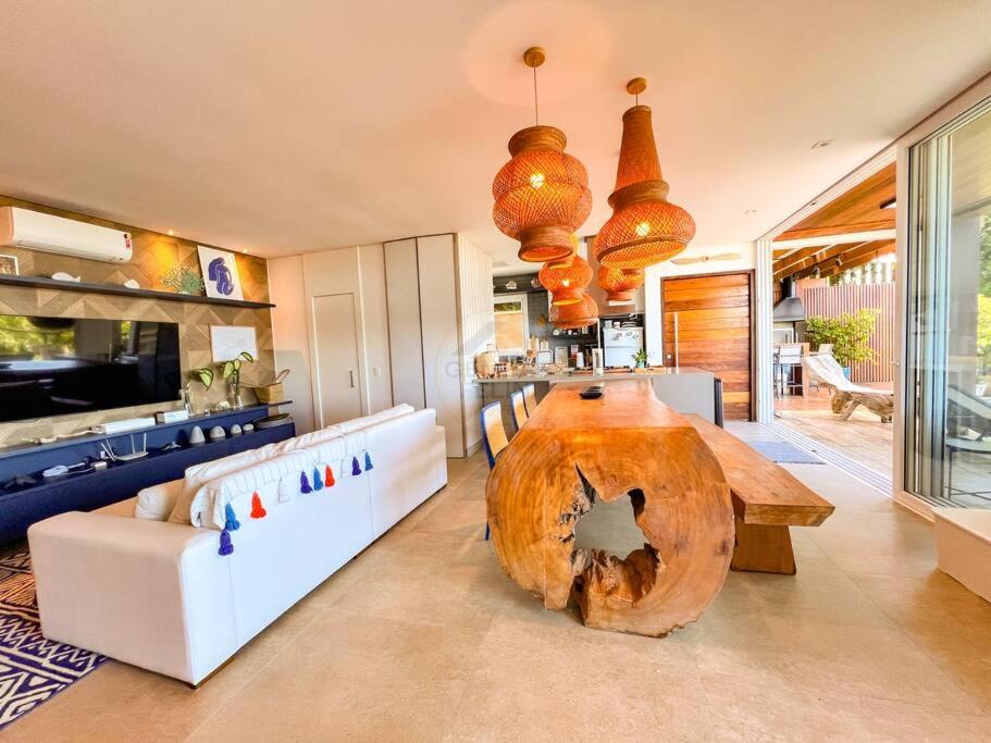 Casa com vista para o mar em Juquehy com 4 suítes, piscina privativa e sauna, 80 mts da praia