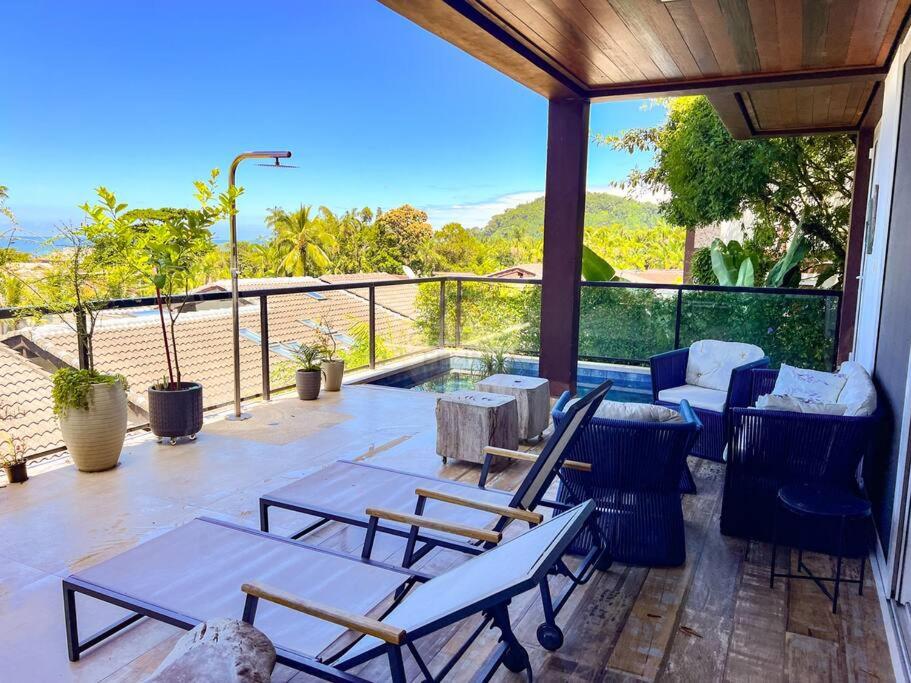 Casa com vista para o mar em Juquehy com 4 suítes, piscina privativa e sauna, 80 mts da praia