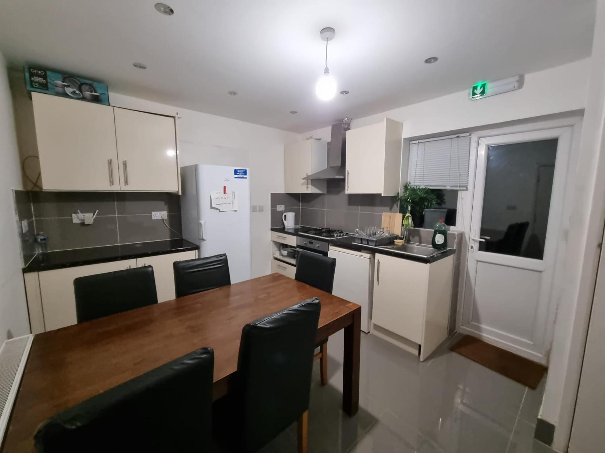 West Drayton Vacations - Cheerful 4/5 bed house - Heathrow - Property Image 10