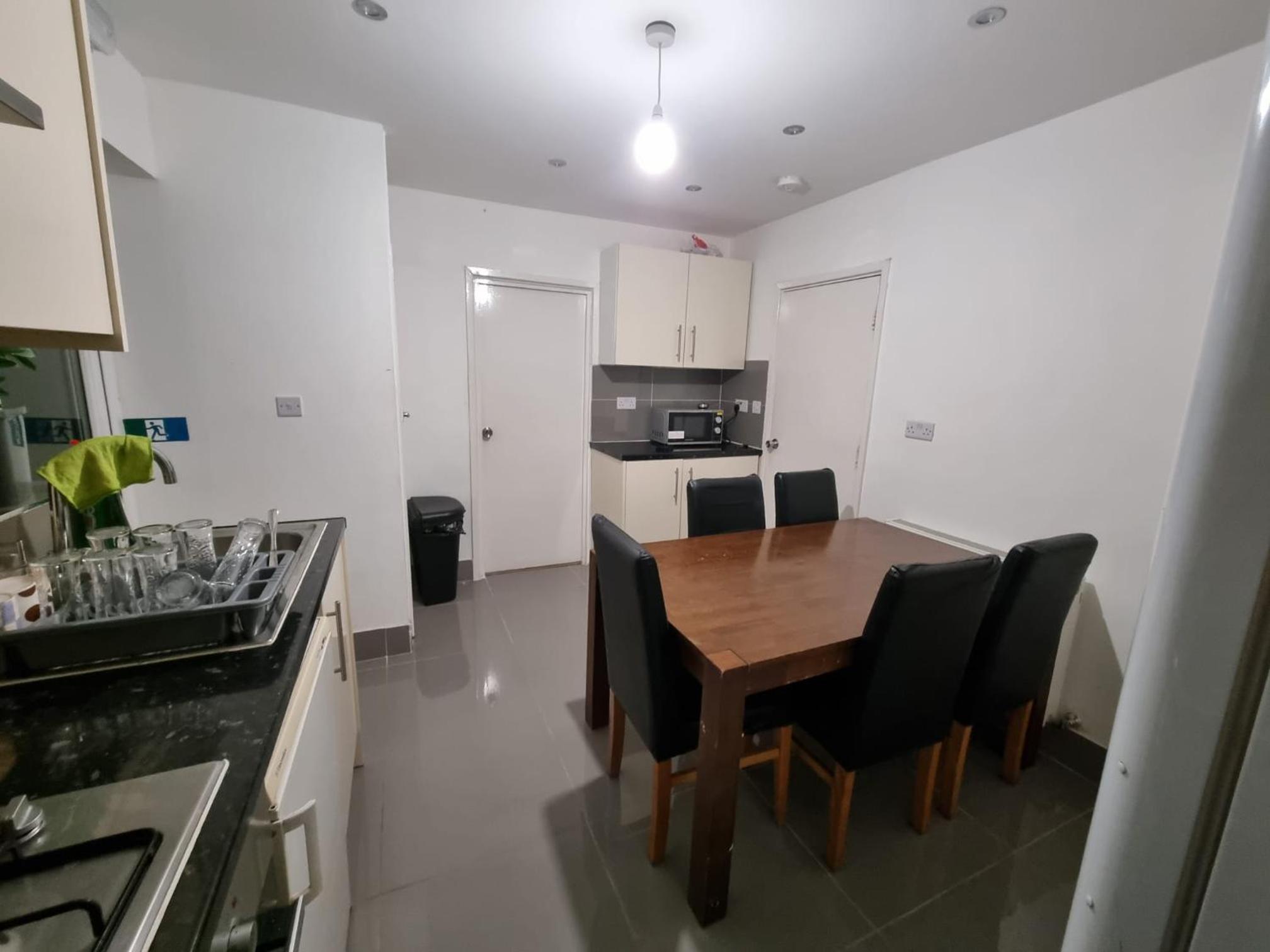 West Drayton Vacations - Cheerful 4/5 bed house - Heathrow - Property Image 11