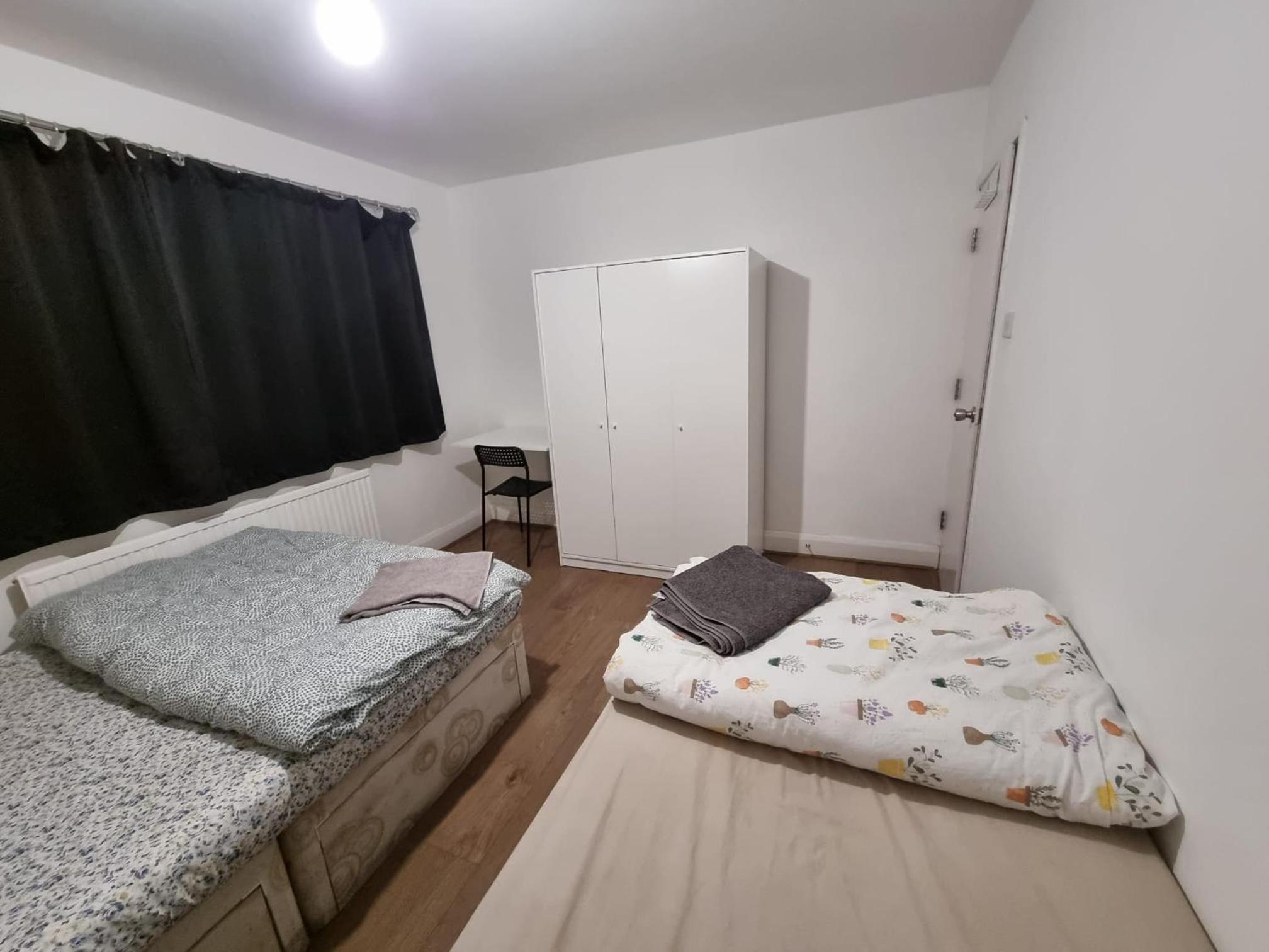 West Drayton Vacations - Cheerful 4/5 bed house - Heathrow - Property Image 4