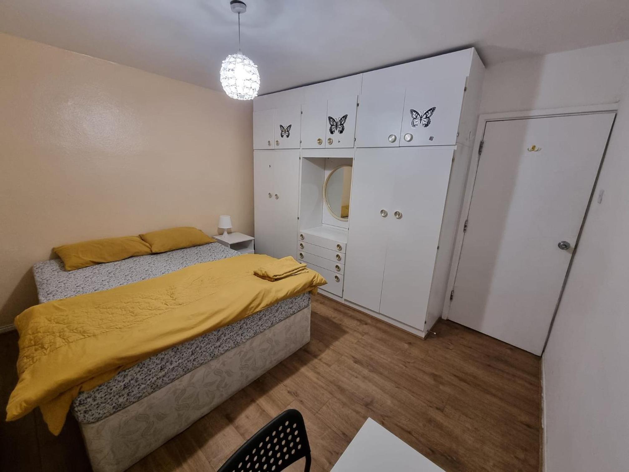 West Drayton Vacations - Cheerful 4/5 bed house - Heathrow - Property Image 2