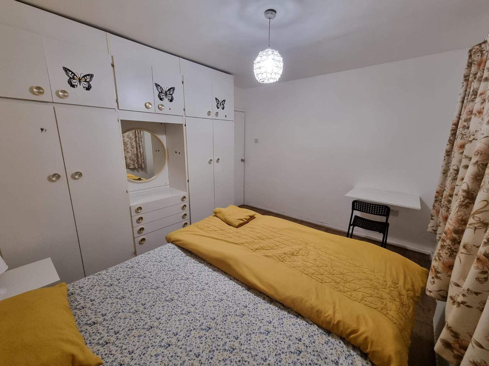 West Drayton Vacations - Cheerful 4/5 bed house - Heathrow - Property Image 8