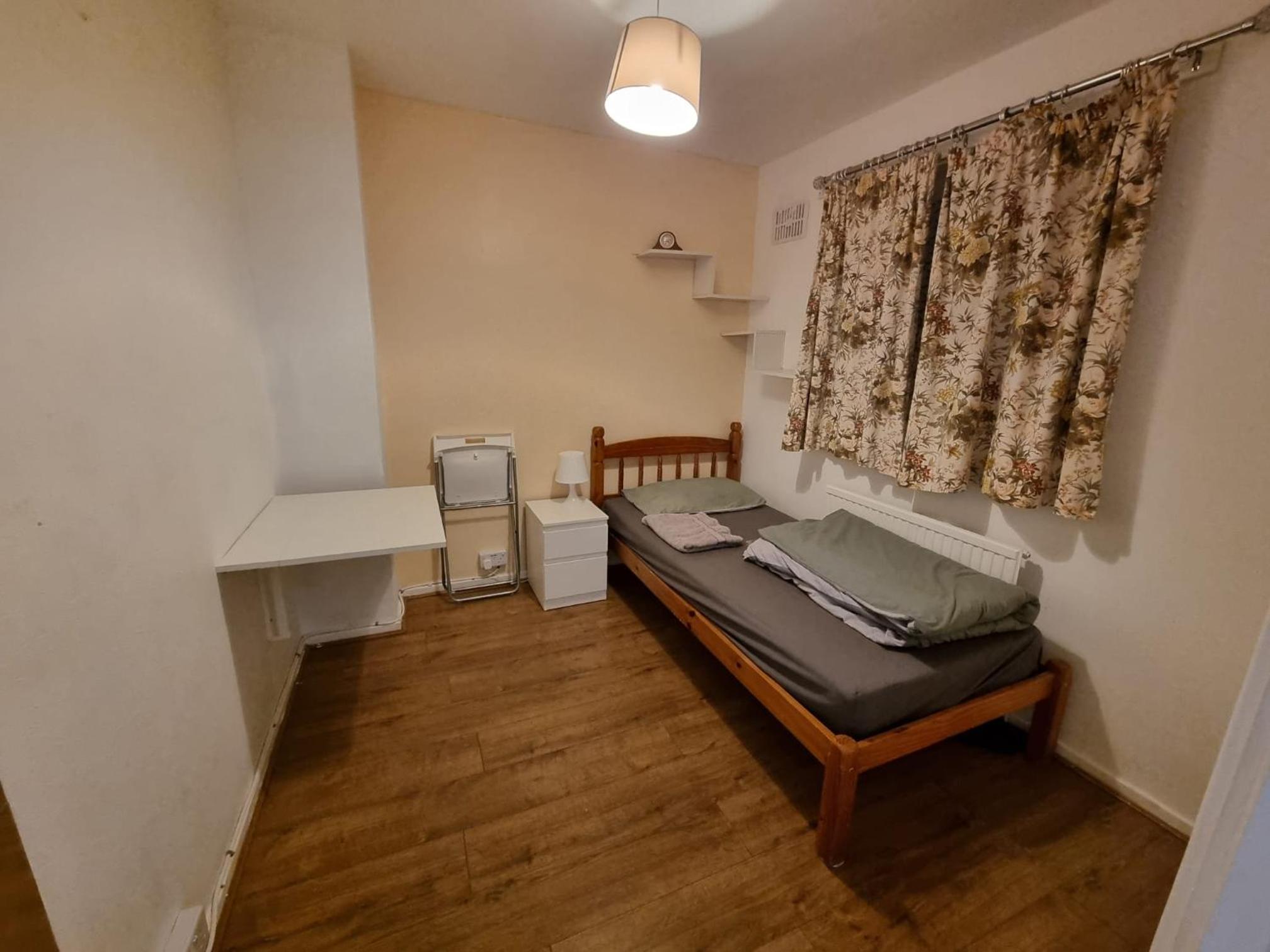 West Drayton Vacations - Cheerful 4/5 bed house - Heathrow - Property Image 7