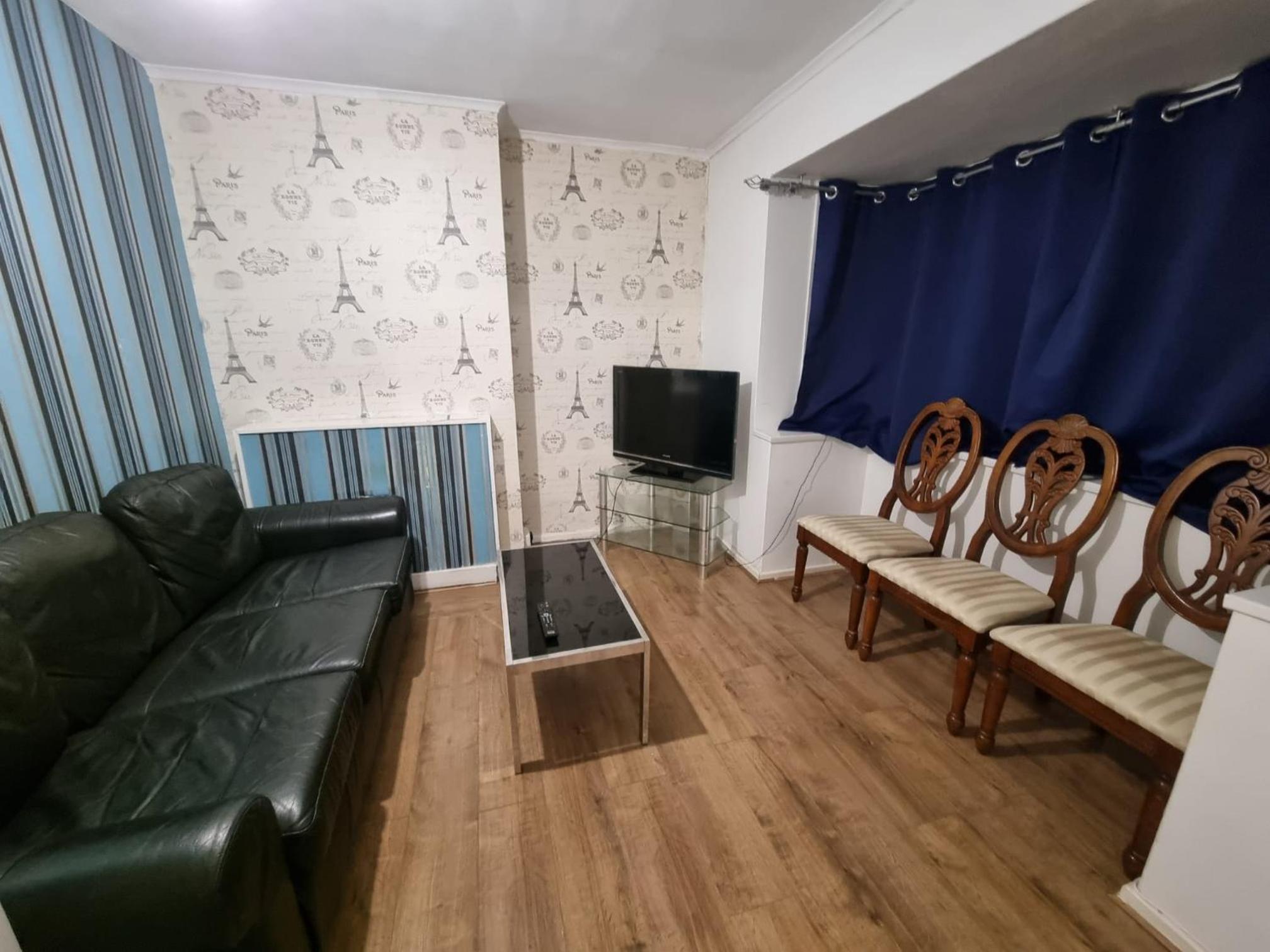 West Drayton Vacations - Cheerful 4/5 bed house - Heathrow - Property Image 6