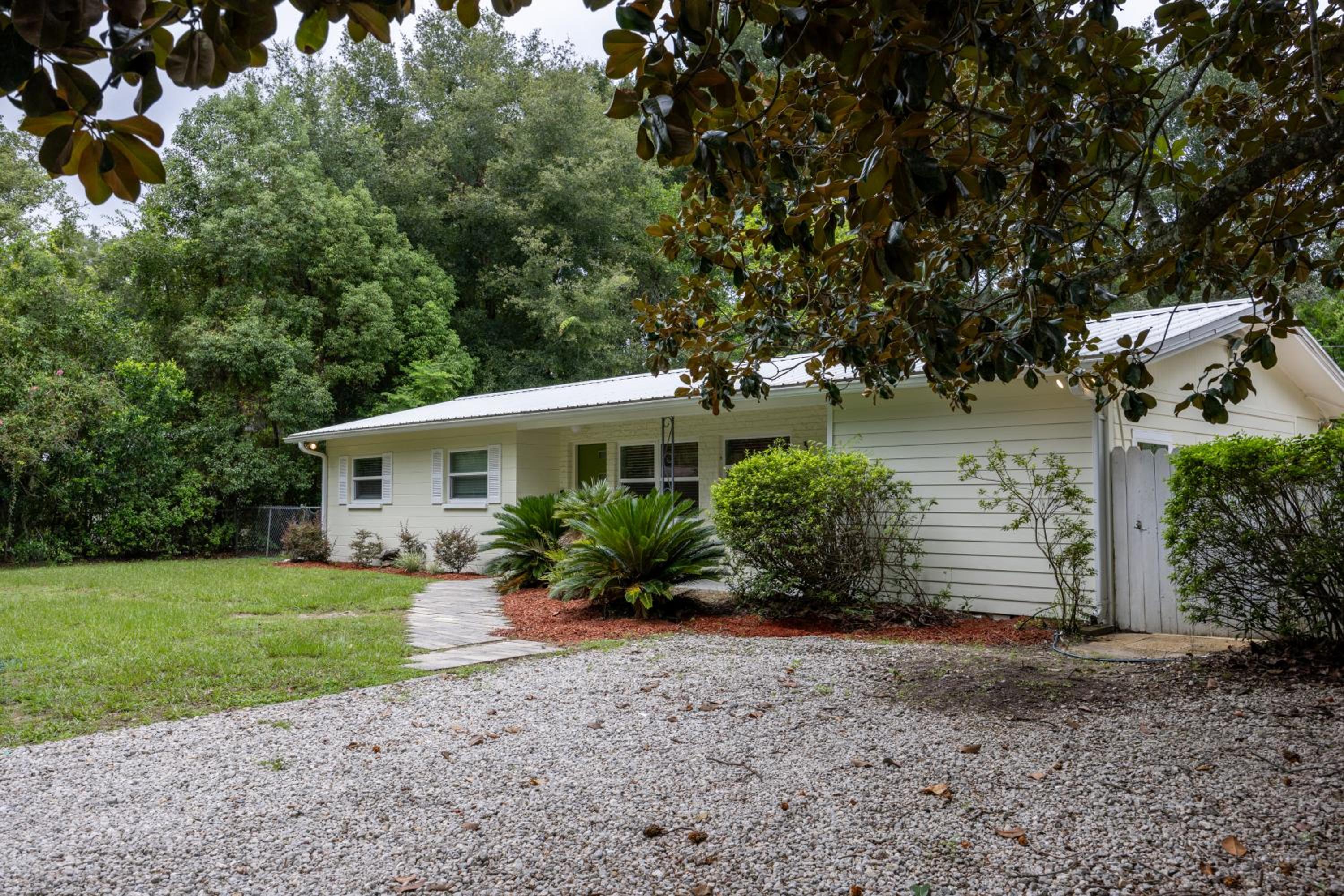Vibrant 4bd with Games & Backyard - 5 Mins to UF
