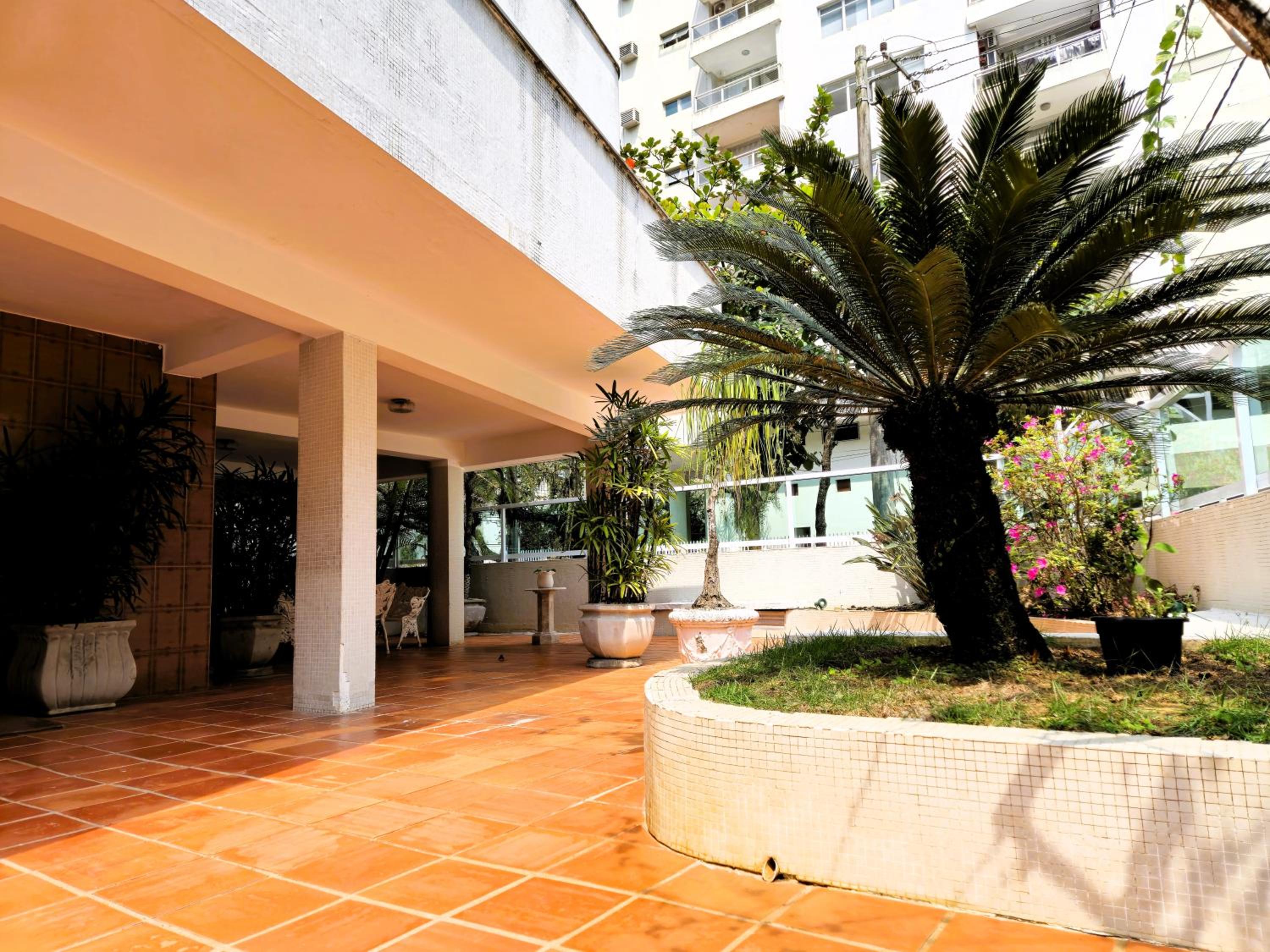 Apto Pitangueiras 200m praia