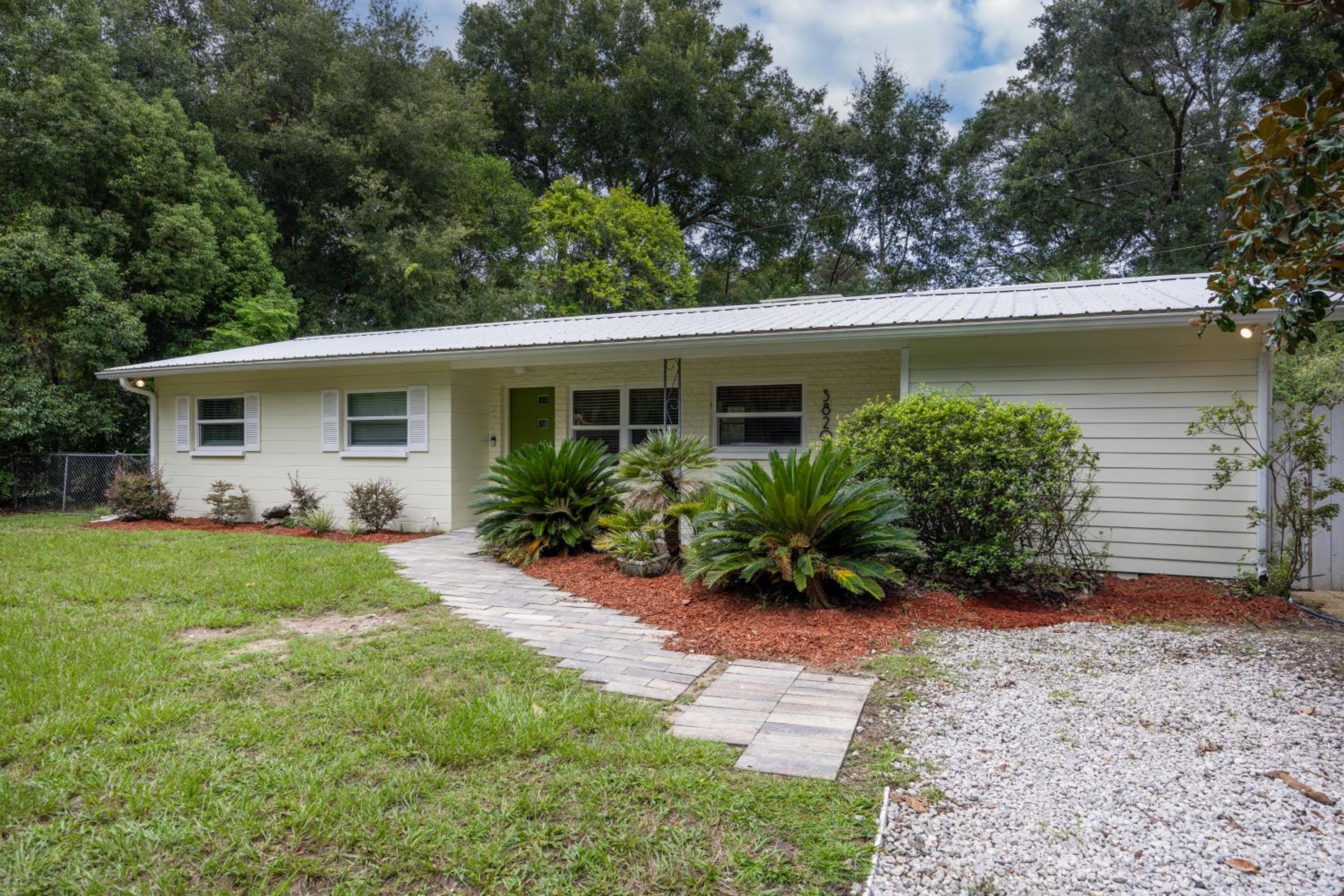 Vibrant 4bd with Games & Backyard - 5 Mins to UF