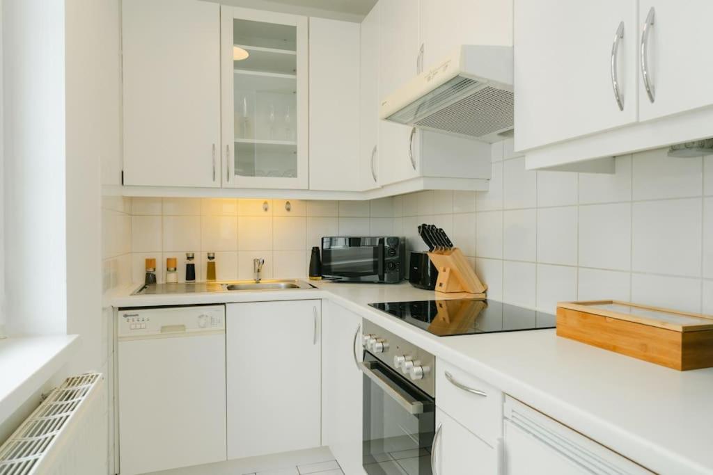 Hip APT perfect for 4 or 6, great district, metro