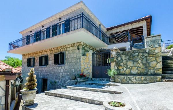 Villa Kate - outdoor pool, 4 bedrooms, free parking