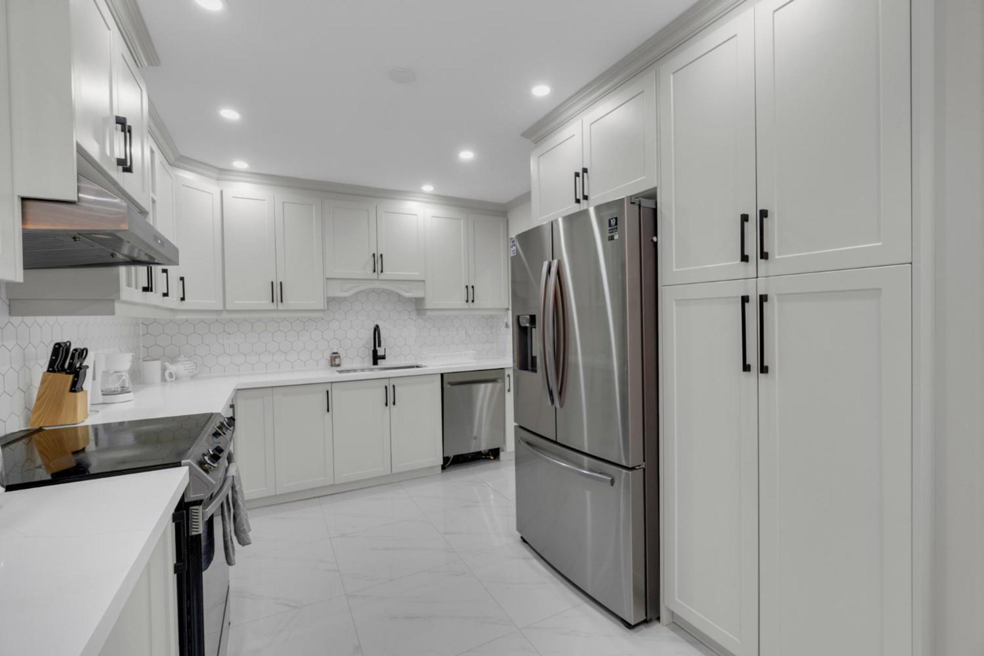 6 Bedroom House with Basement and Balcony