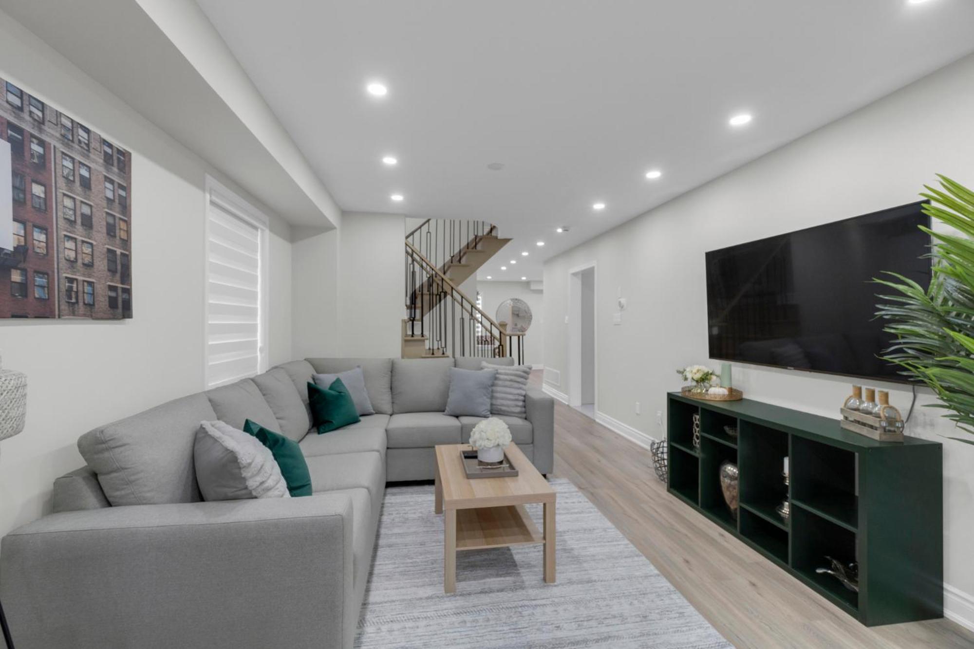6 Bedroom House with Basement and Balcony