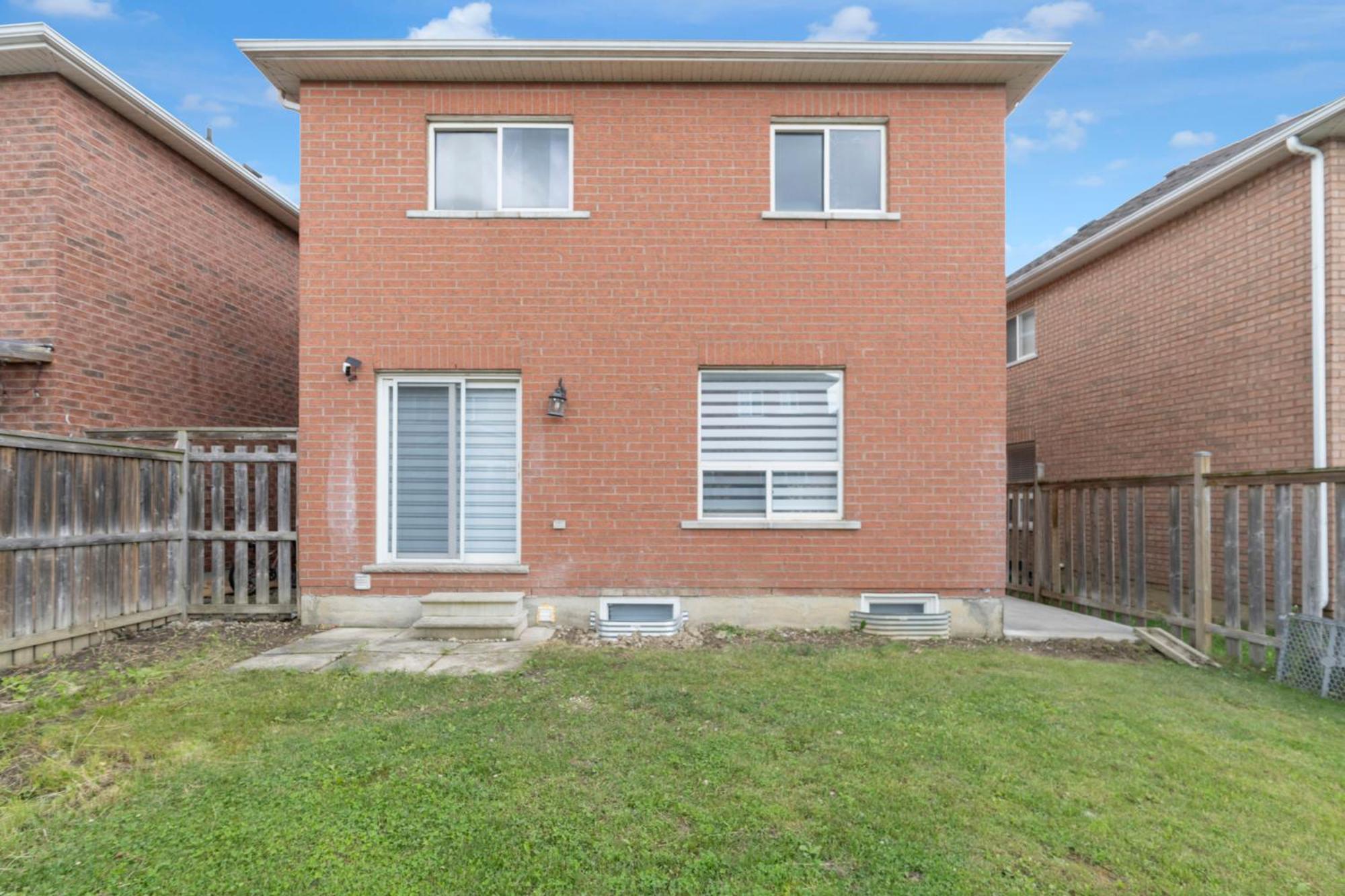 6 Bedroom House with Basement and Balcony